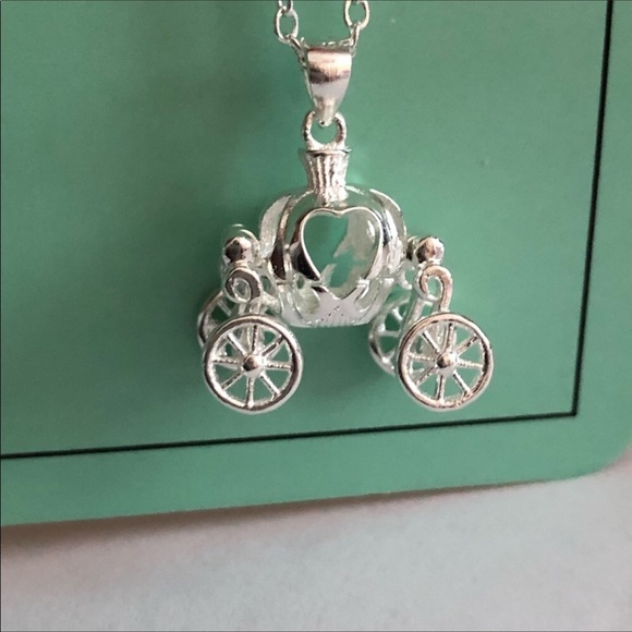 🌸BLOW OUT 🌸Cinderella’s carriage necklace - Picture 8 of 8